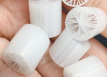 주문 환경 친화적 인 아에로브 탱크 물 처리 MBBR 바이오 미디어 15 * 15mm 큰 표면 online manufacture