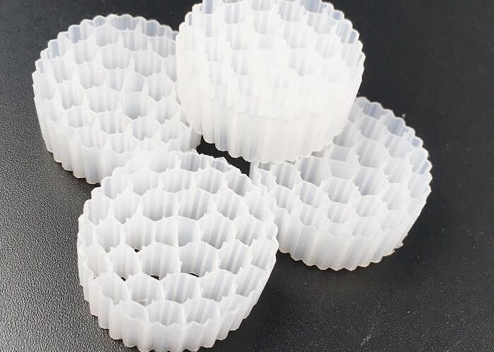Pe38 25*4mm Hdpe Mbbr 생물 여과 매체 Safty 이동층 큰 표면