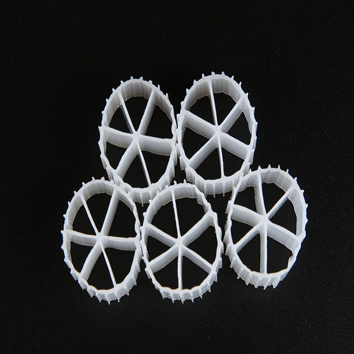 하수처리 MBBR 필터 매체 0.96 - 0.98g/Cm3 밀도 흰색 아에로브 탱크 A/O 기술