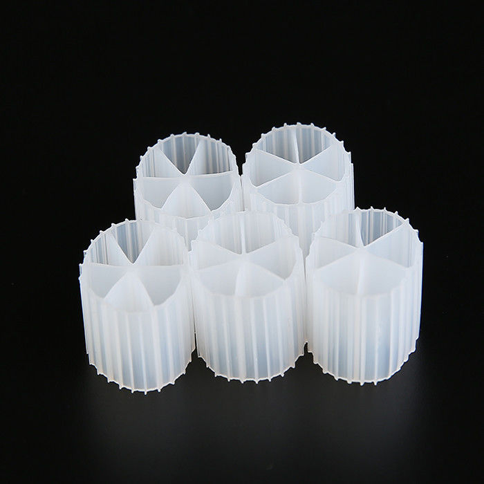 하수처리 MBBR 필터 매체 0.96 - 0.98g/Cm3 밀도 흰색 아에로브 탱크 A/O 기술