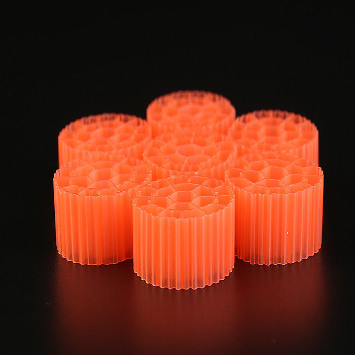 MBBR 바이오 필터 매체 플라스틱 필터 매체 0.96 - 0.98g/cm3 밀도 및 흰색