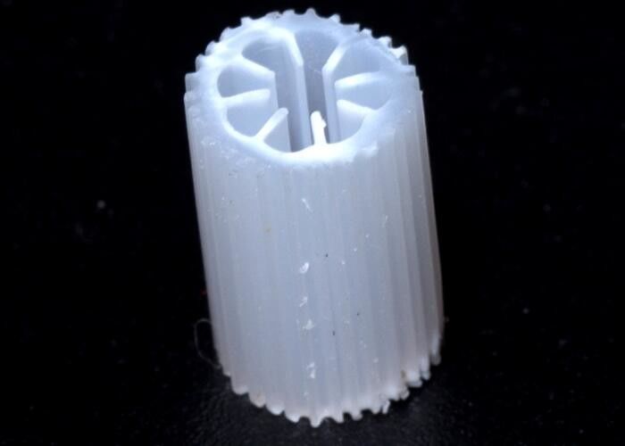 무거운 PE08 MBBR 필터 매체 처녀 HIPS 물질 폐수 처리용 흰색 바이오매스 매체