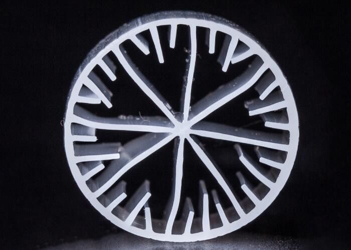 Virgin HDPE Material MBBR 바이오 파이프 필터 매체 Anaerobic 탱크 15*15mm 크기