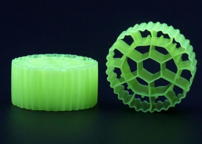 처녀 HDPE MBBR 필터 매체 흰색과 35 * 18mm 크기의 긴 서비스 수명