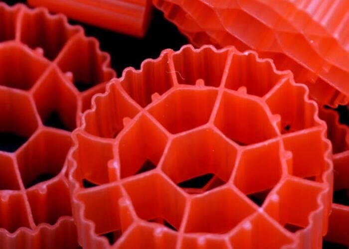 MBBR 바이오 필터 매디엄은 하얀 색과 하얀 HDPE 물질을 사용하여 폐수를 처리합니다.