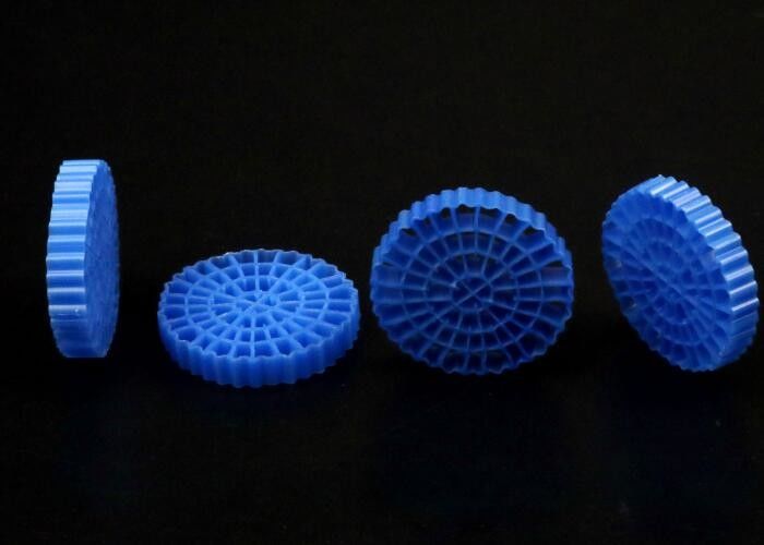 수족관 연못 물고기 파란색 MBBR 떠있는 수송기 대면적 >1200M2/M3 SBR 기술 25*4mm 매체