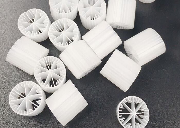 환경 친화적 인 아에로브 탱크 물 처리 MBBR 바이오 미디어 15 * 15mm 큰 표면