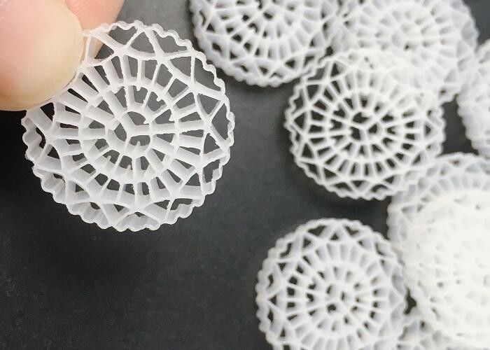 높은 표면 면적 UV 저항성 mbbr 바이오 미디어 새우 수산업 COD BOD 제거 25*5mm hdpe 흰색 바이오 칩