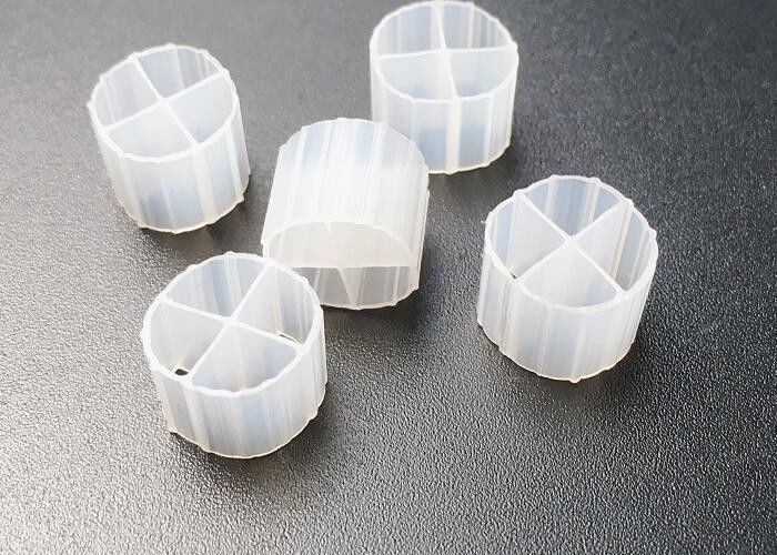 수산물 농장 MBBR 바이오 필터 매체 12*9mm Hdpe 화이트 바이오 볼 Sbr 프로세스