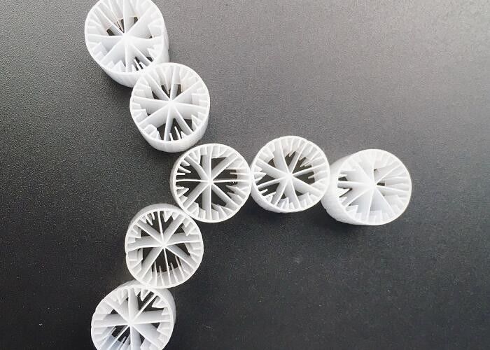 높은 표면 면적 MBBR 필터 매체 흰색 처녀 HDPE 물질 15 * 15MM
