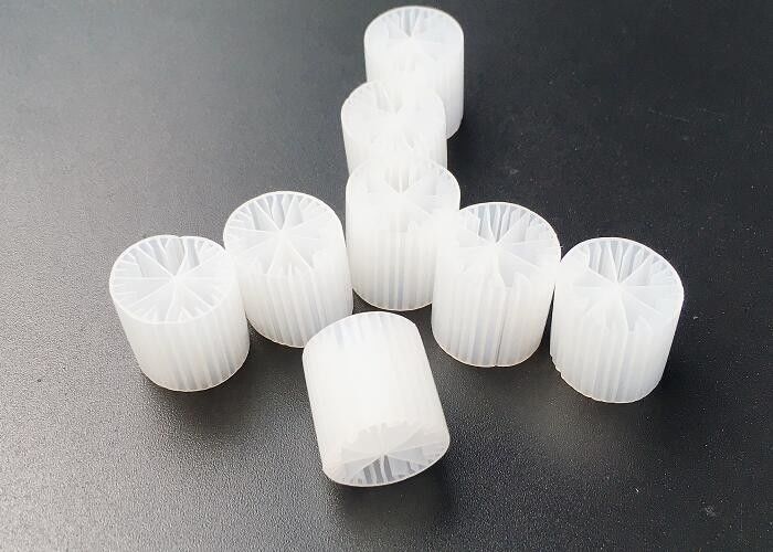 높은 표면 면적 MBBR 필터 매체 흰색 처녀 HDPE 물질 15 * 15MM