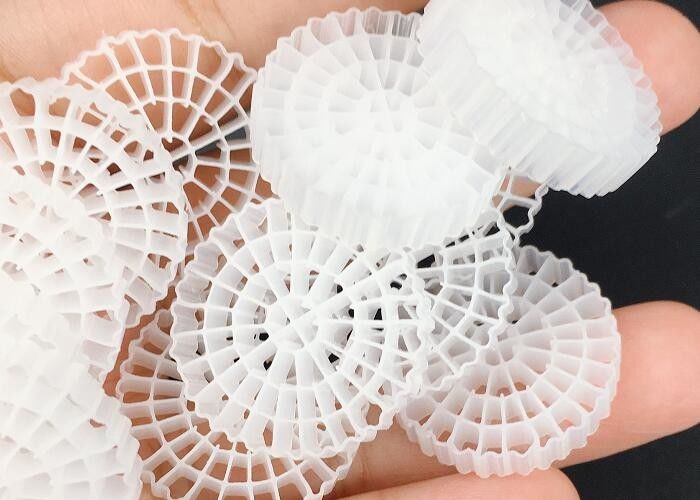 K3 칼드네스 Mbbr 떠있는 공 BIO 필터 미디어 Hdpe 25 * 4mm 흰색