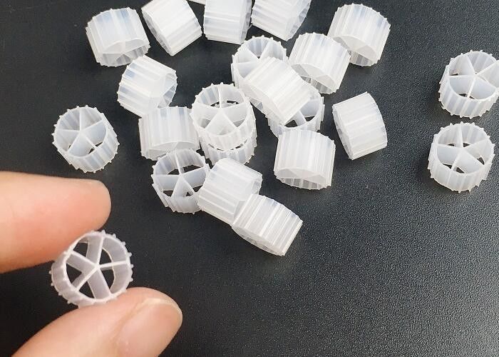 흰색 5 홀 처녀 HDPE 필터 미디어 장수 크기 10mm X 7mm