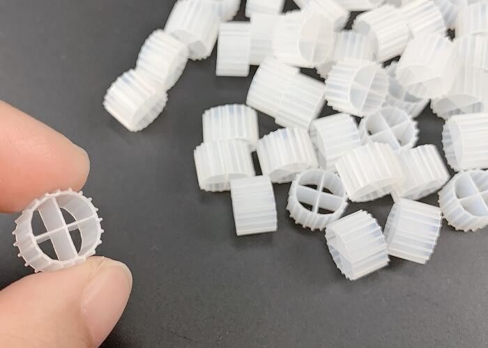 11*7mm 자연 색상 및 처녀 HDPE 물질 MBBR 바이오 필름 운반자 제조업체