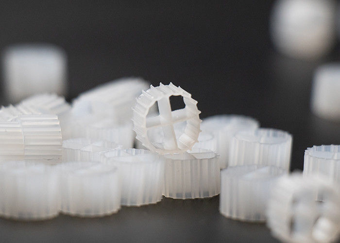 충격을 막는 K1 필터 미디어 코이 연못 바이오 필터 낮은 에너지 소비 MBBR 떠있는 바이오매스 운반기