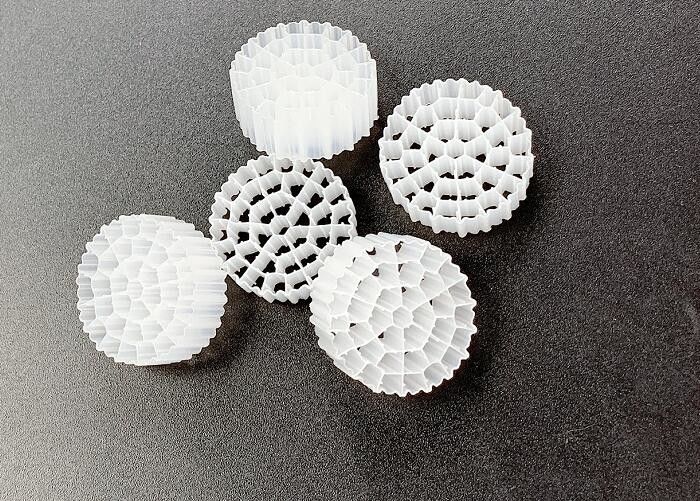 처녀 HDPE IFAS 기술 MBBR 부동 필터 매체 흰색